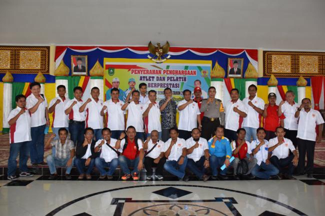 158 Pelatih dan Atlet Berprestasi Bengkalis Terima Bonus Dari KONI